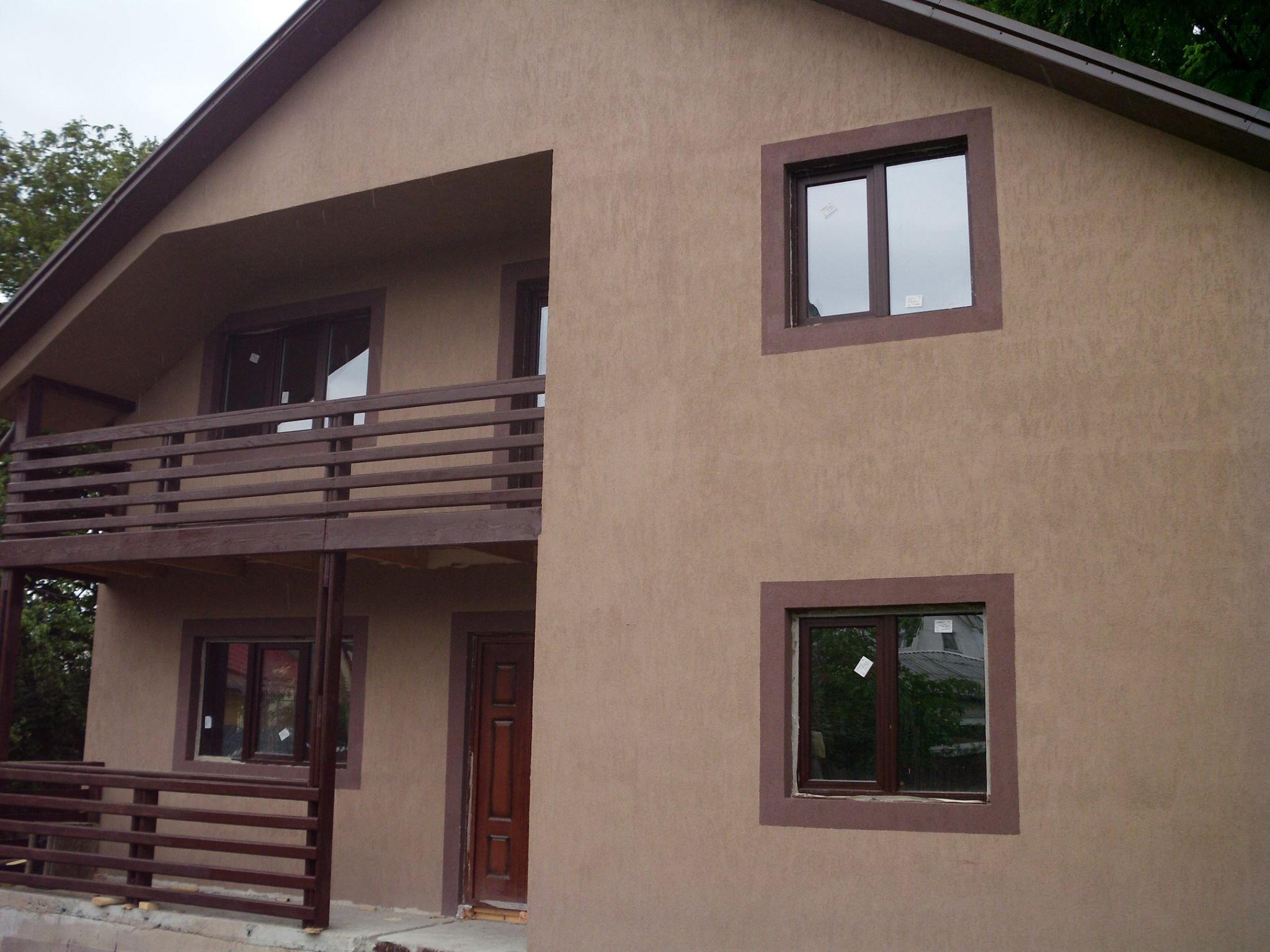 Casă cu balcon lemn — Focșani
