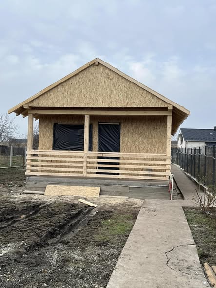 Casă mică cu prispă — structură nouă